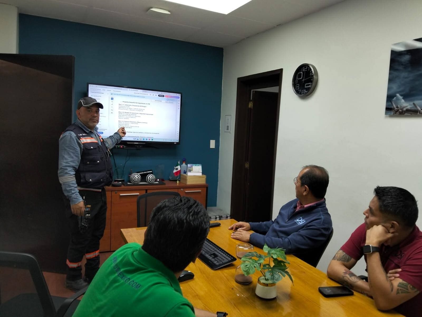 Equipo reunido en una sesión técnica